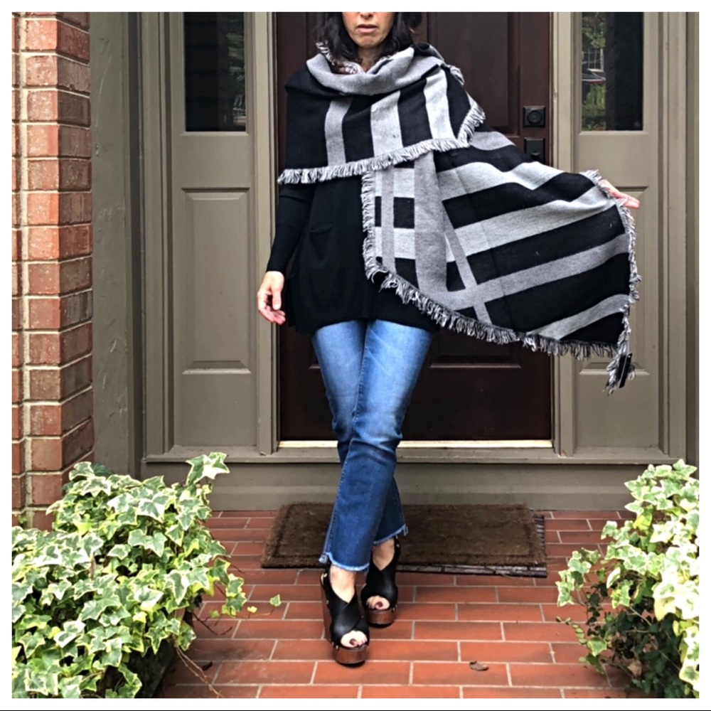✨LAST ONE ✨Beautiful blanket scarf - Picture 4 of 4